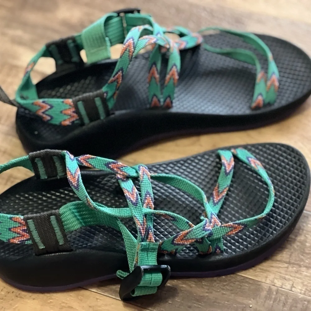 Youth Chaco Sandals Size 4 great gender neutral pattern